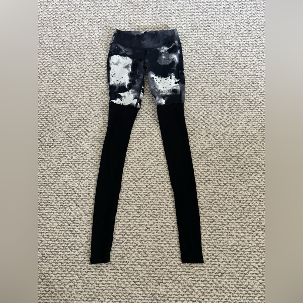 ALO Yoga High Waisted Goddess Leggings XS Black White Tie Dye Pants NO LOGO - Picture 1 of 7